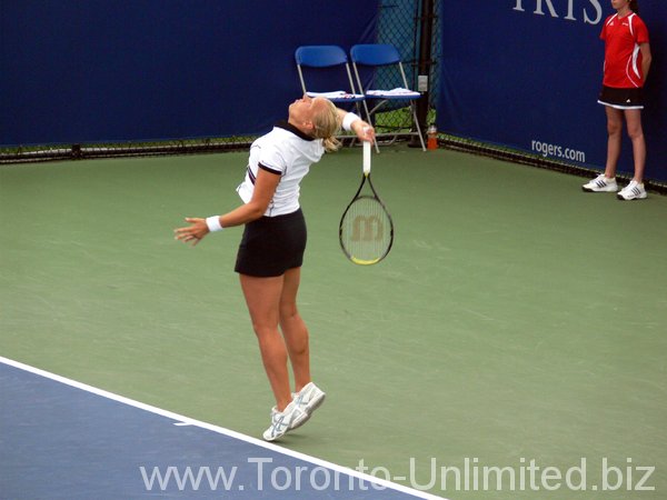 Kaia Kanepi serving against Lucie Safarova.
