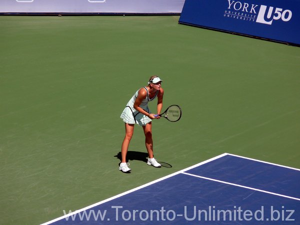 Maria Sharapova receiving from Sybille Bammer, 19 August 2009, Rogers Cup 2009.