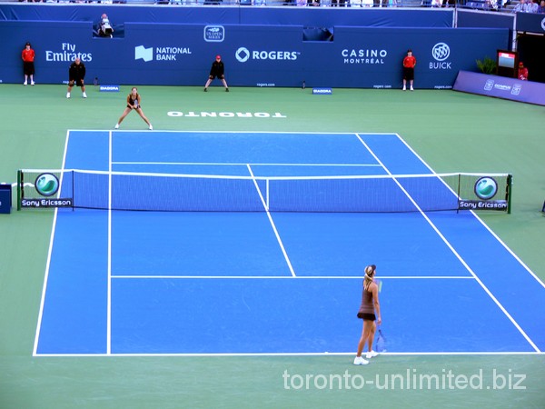 Sharapova and Jovanovski on Centre Court, Toronto Rogers Cup 2011.