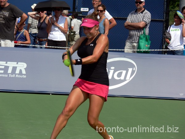 Sharon Fichman returning a ball to Anne Keothavong.