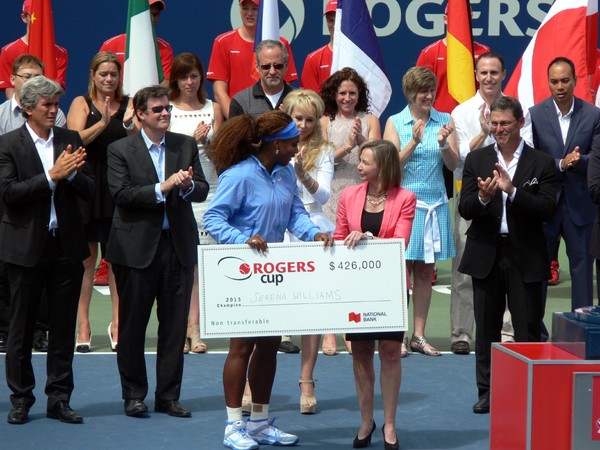 Champion Serena Williams presented with a cheque for $426,000 August 11, 2013 Toronto