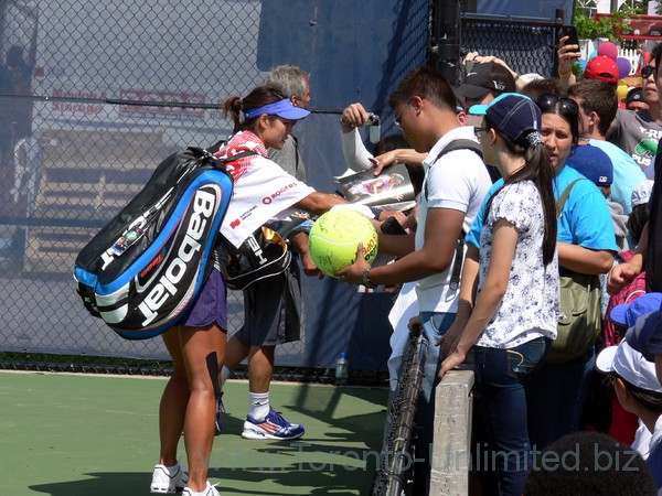 Li NA signing autographs on practice court August 3, Rogers Cup 2013 Toronto