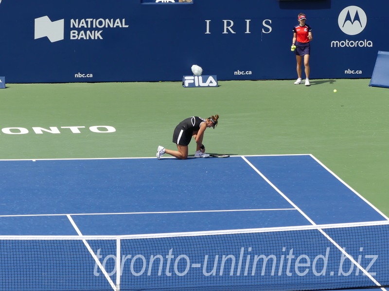 National Bank Open 2022 Toronto - Singles Final - Beatriz HADDAD MAIA tieing her shoelace