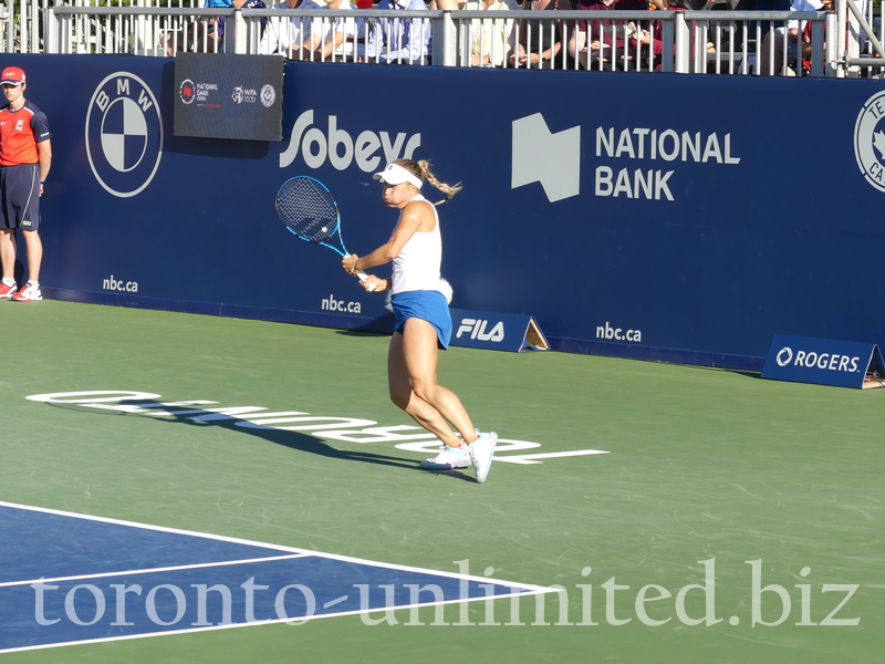 Yulia PUTINTSEVA returning backhand during her match with Alison RISKE-AMRITRAJ on NATIONAL BANK GRANDSTAND, Thursday, August 11, 2022