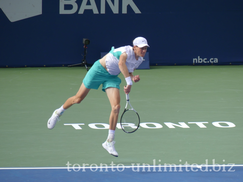 View of the serve from Jannik Sinner to Alex De Minaur 