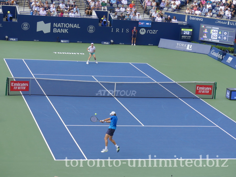 Alex De Minaur is returning backhand to Jannik Sinner