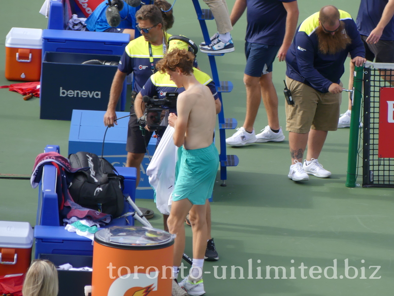 Jannik Sinner is changing his sweaty shirt before the Closing Ceremony presentation on August 13