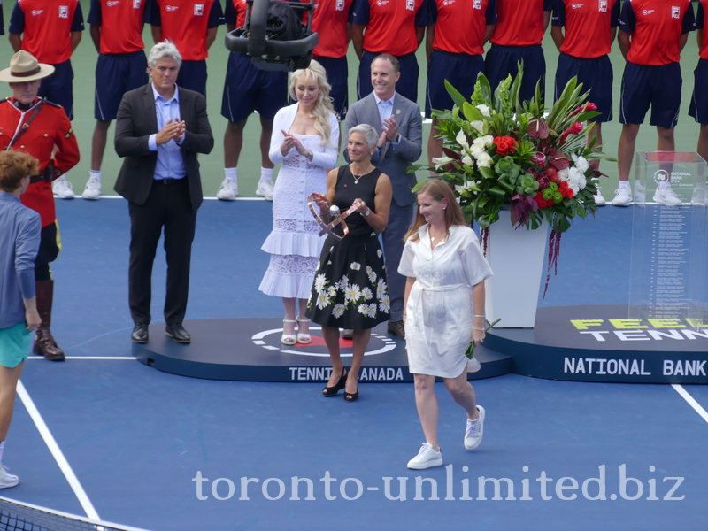 Lucie Blanchet from National Bank to present our Singles Champion with National Bank Singles Trophy