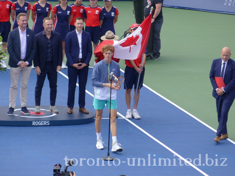 Jannik Sinner speaking to the crowd