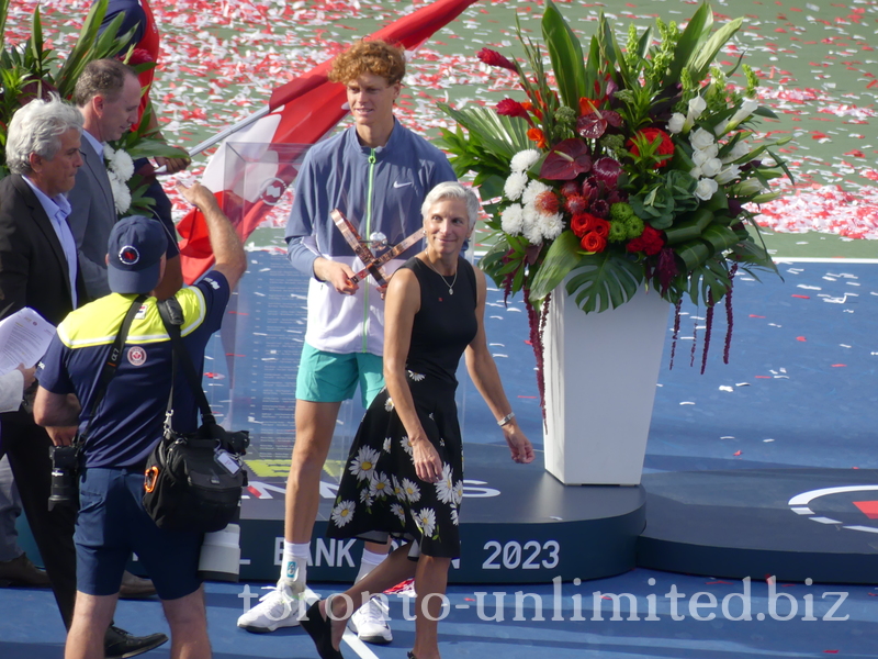 Champion Jannick Sinner and Lucie Blanchet from the National Bank