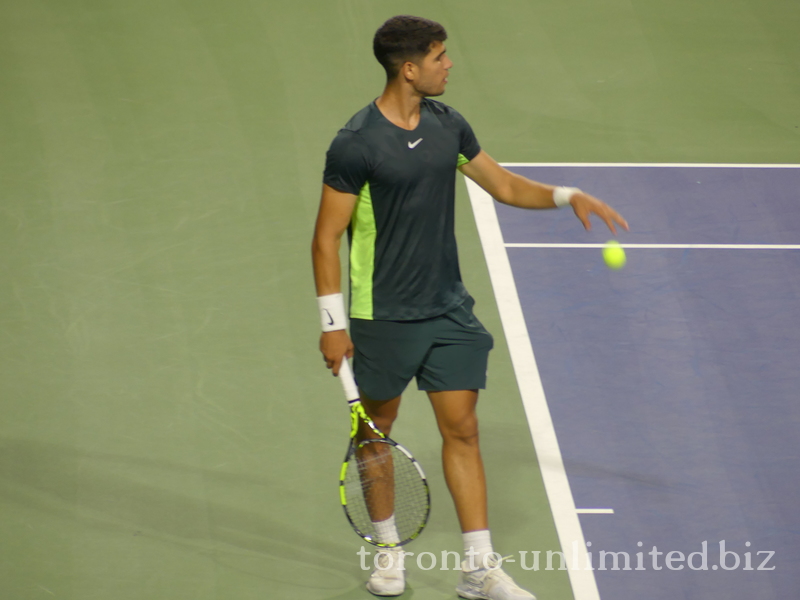 Carlos ALCARAZ (ESP) [1]  to serve Hubert HURKACZ on Centre Court