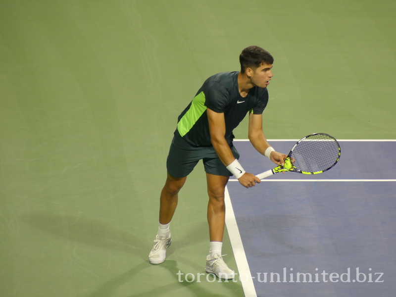 Carlos ALCARAZ (ESP) [1] is preparing his serve Hubert Hurkacz