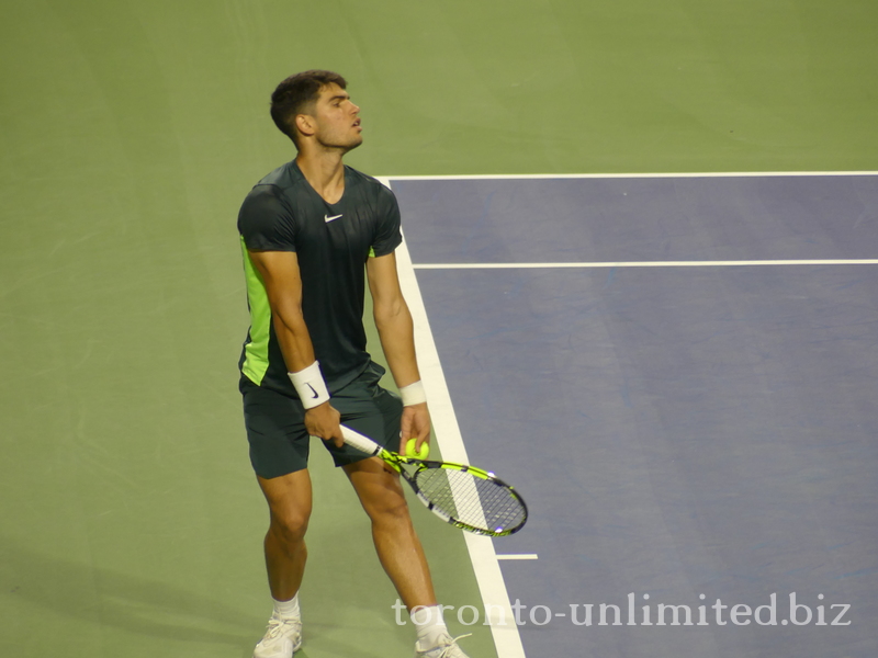 Carlos ALCARAZ (ESP) [1] is preparing his serve