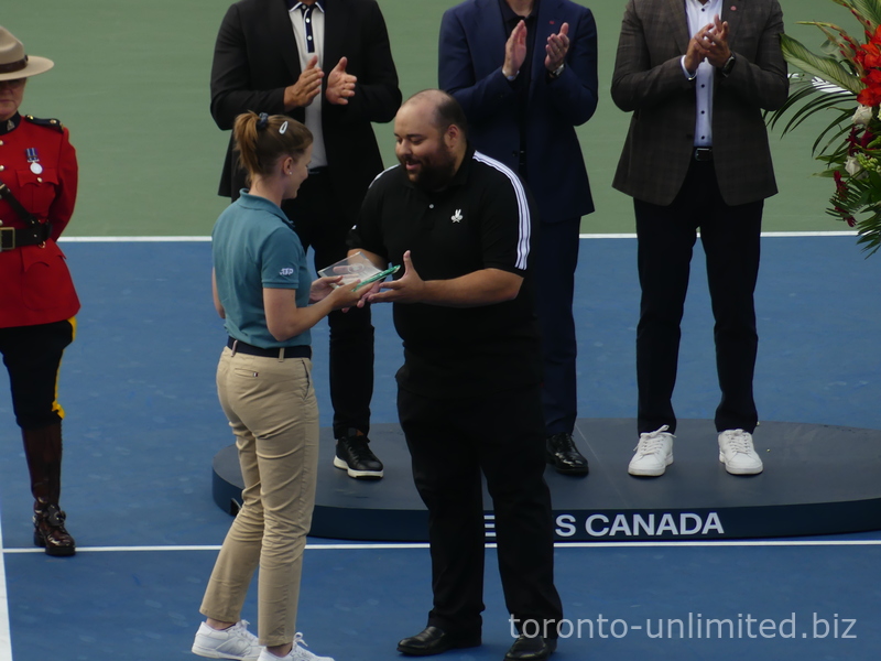 Matthew to presenting our Chair Umpire, Katia Radwan-Cho, with a token of appreciation from Tennis Canada and the National Bank Open.