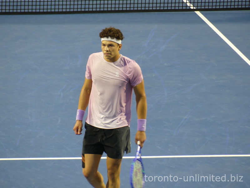 Ben Shelton, in a sweaty shirt, walking the Court, is a testimony of a hard match with Karen Khachanov the NBO 2025 Toronto