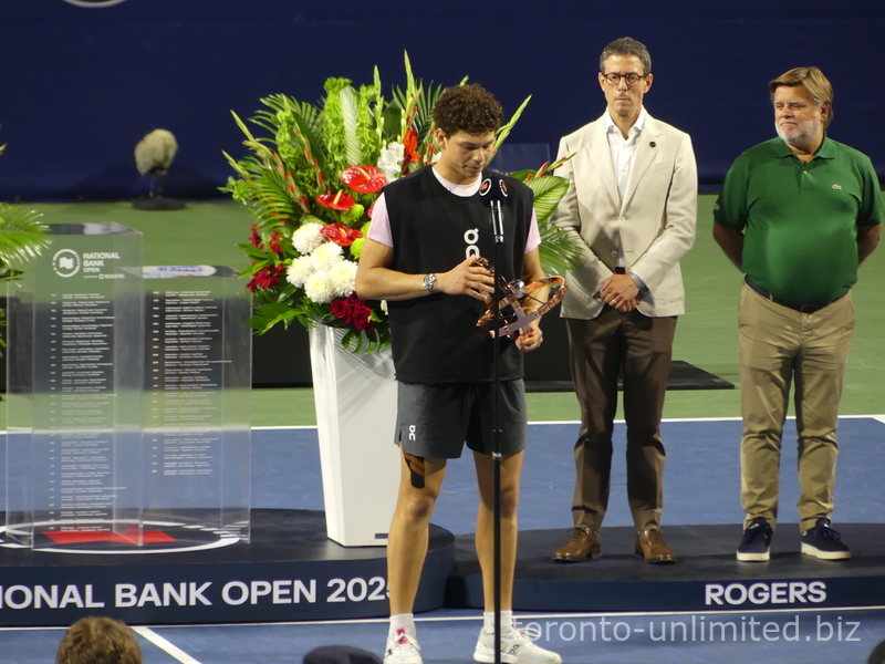 Ben Shelton is holding the Trophy and giving the speech to the spectators. NBO 2025 Toronto