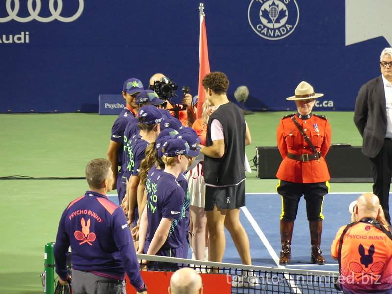 Ben Shelton is presenting the ball crew with commemorative medals. NBO 2025 Closing Ceremony, August 7, 2025