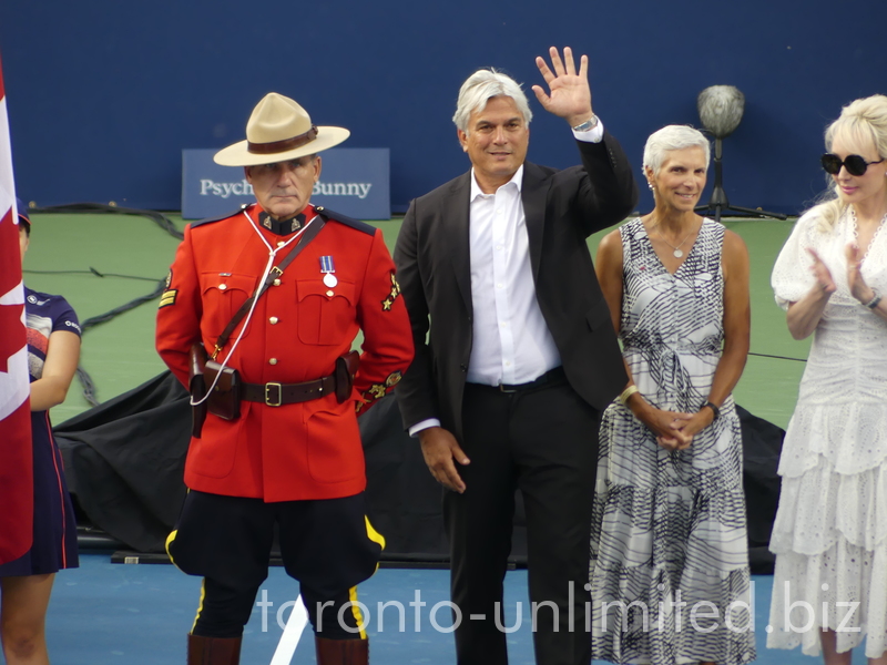 Karl Hale, Tournament Director with raised hand, Lucie Blanchet, Suzan