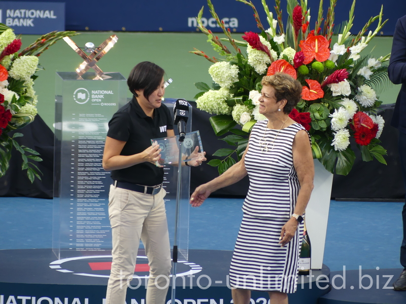 Umpire of the match receiving a commerative plaque from Volunteers� rep
