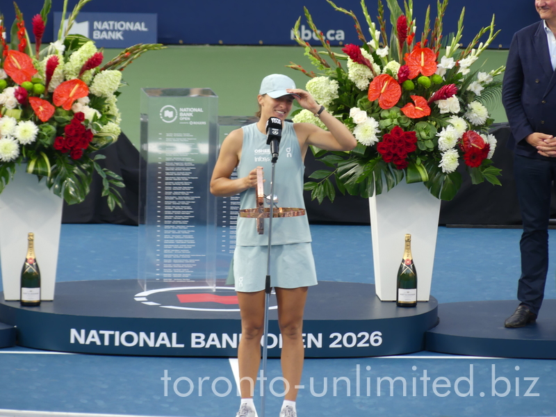 NBO 2026 Champion Iga Swiatek with her Trophy is talking to the public