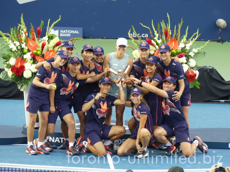 Iga Swiatek is posing with the ball-kids crew 