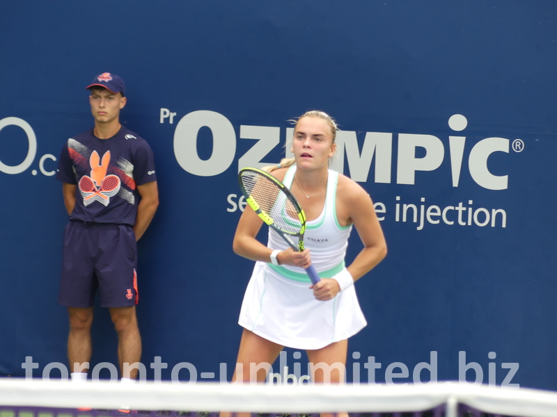 Concentrated Sara Bejlek behind the baseline.