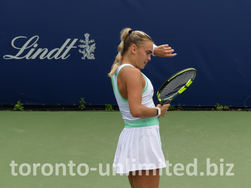 Sara Bejlek concentrates, with her tongue visible.