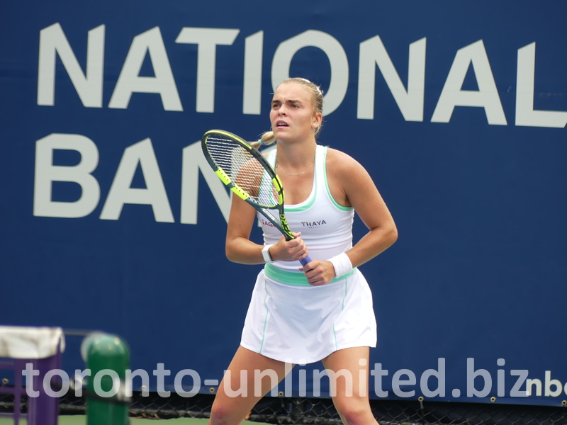Concentrated Sara Bejlek on the Court.
