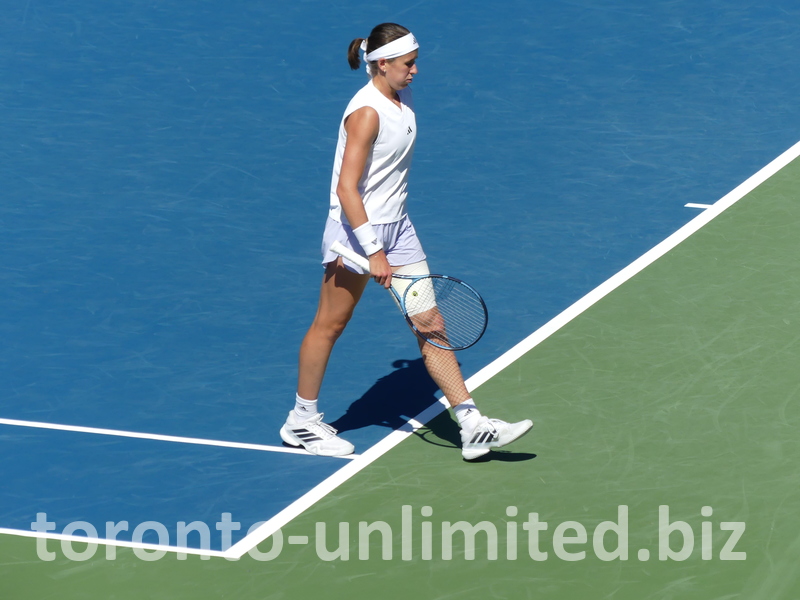 Expressive posture of Nikola Bartunkova on the Centre Court. 