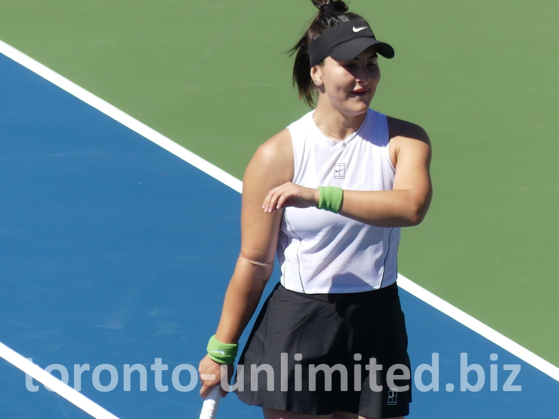 Andrea Andreescu with a grimacing expression on the Court. 
