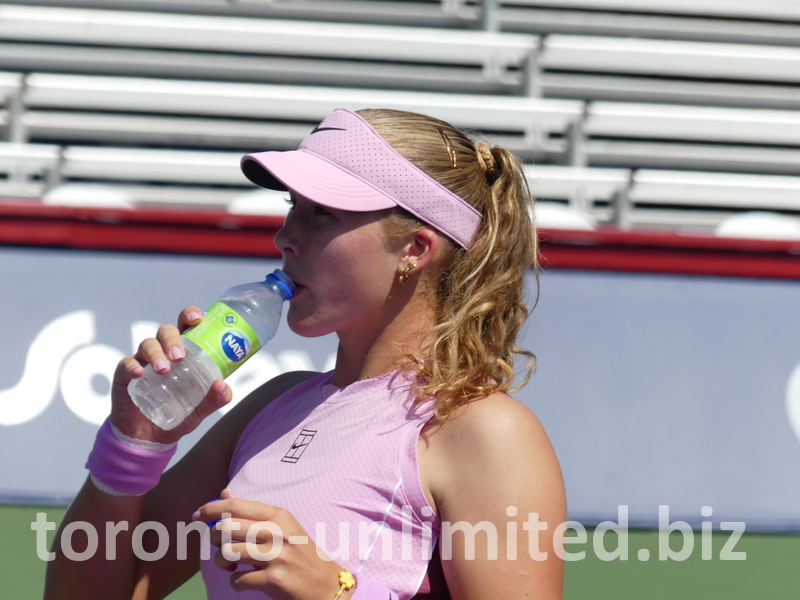Mira Andreeva hydrates before her match with Pliskova.