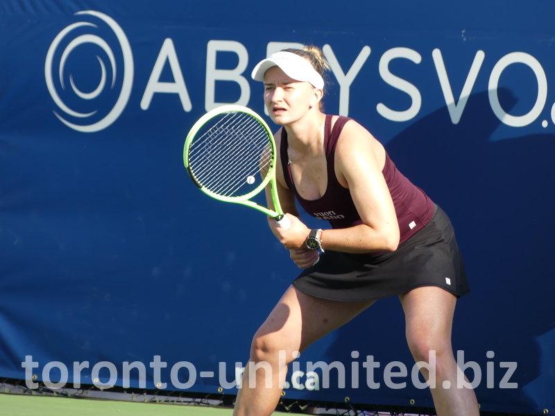 Barbora Krejcikova is starting her match.