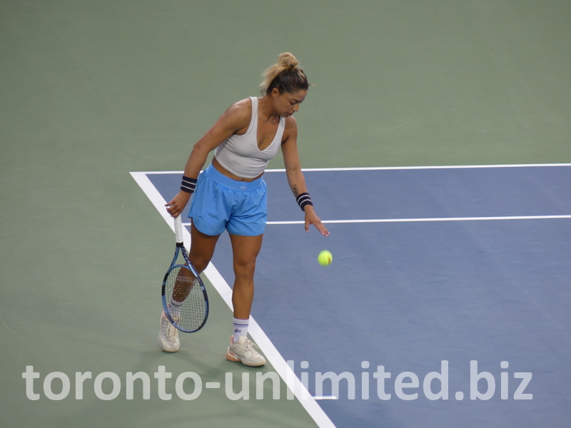 Renata Zarazua is preparing her serve to Leylah Fernandes.