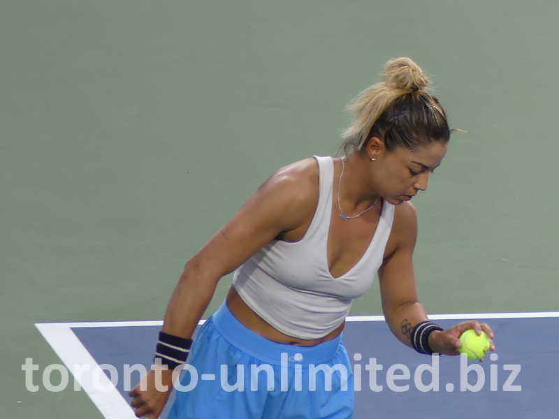 Renata Zarazua is preparing her serve to Leylah Fernandez.