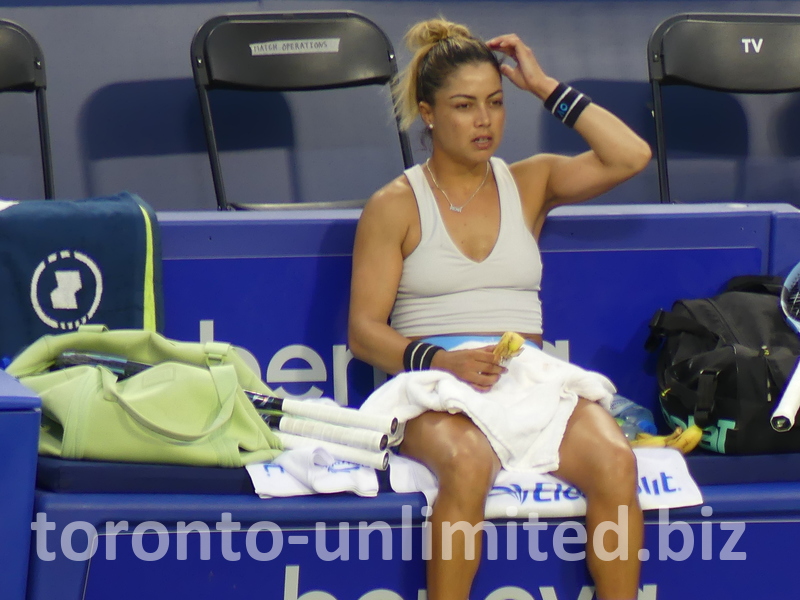 Renata Zarazua also snacks during the change-over break.