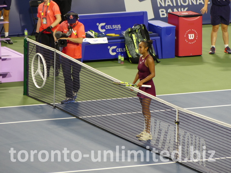 A match winner, Leylah Fernandez, is waiting for Renata Zarazua to shake hands.