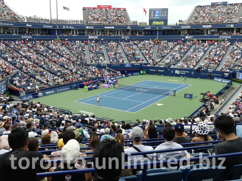 Centre Court photo match Swiatek Vs. Kostyuk, and the scoreboard shows Iga Swiatek at match point.