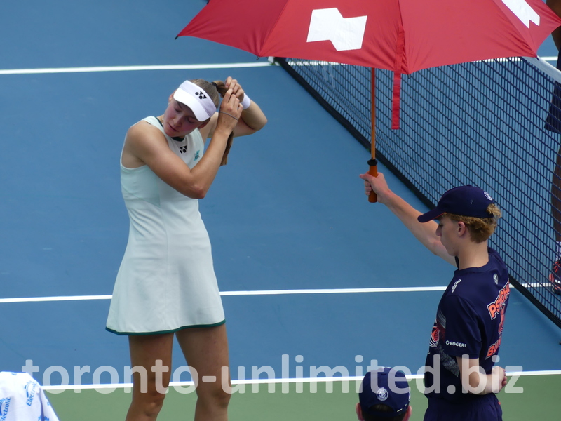 There is always a good time to do your hair, as Elena Rybakina does during her match with Samsonova.