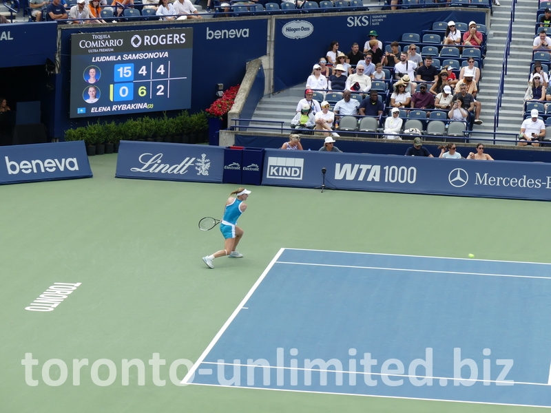 Liudmilla Samsonova leads in the second set 4:2, while she gets ready for her backhand shot.