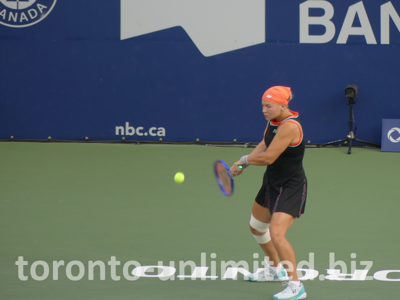 Diana Shnaider during her warm-up with Iga Swiatek.