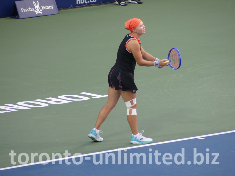 Diana Shnaider is preparing her serve to Iga Swiatek.