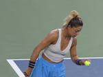 Renata Zarazua is preparing her serve to Leylah Fernandes.