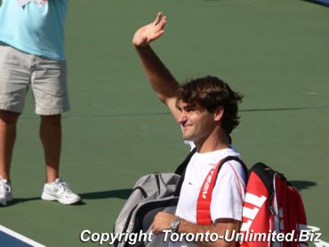 Goodbye to the crowds from Roger Federer, 2006 Rogers Cup Champion!