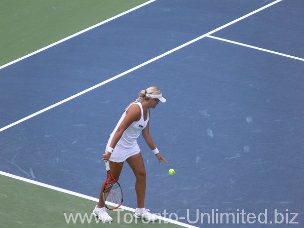 Aleksandra Wozniak of Canada, serve.