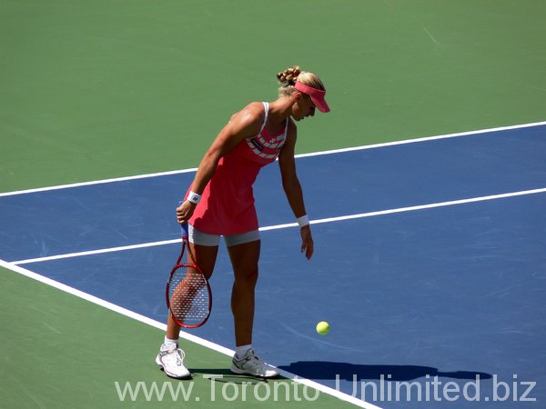 Elena Dementieva serving.