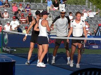 Skahing hands; Stosur, Stubs and Amanmuradova and Kudryavtseva, 21 August 2009.