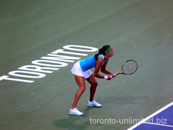 Julia Georges receiving the serve. Rogers Cup 2011.