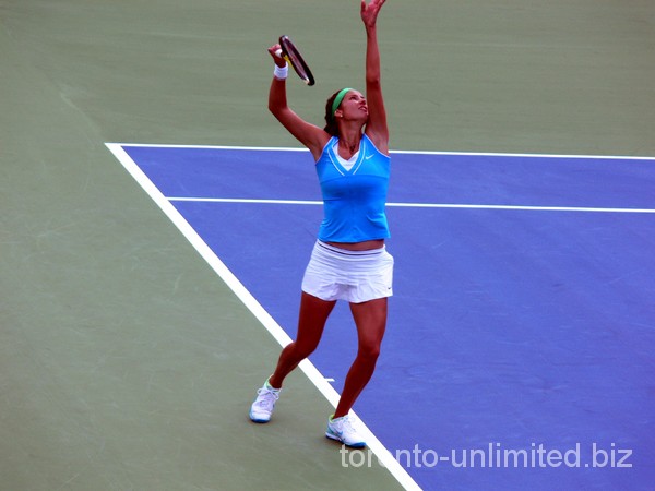 Julia Georges serving against Serena Williams