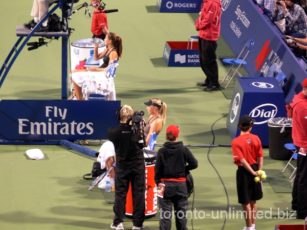 Sharapova and Jovanovski during break