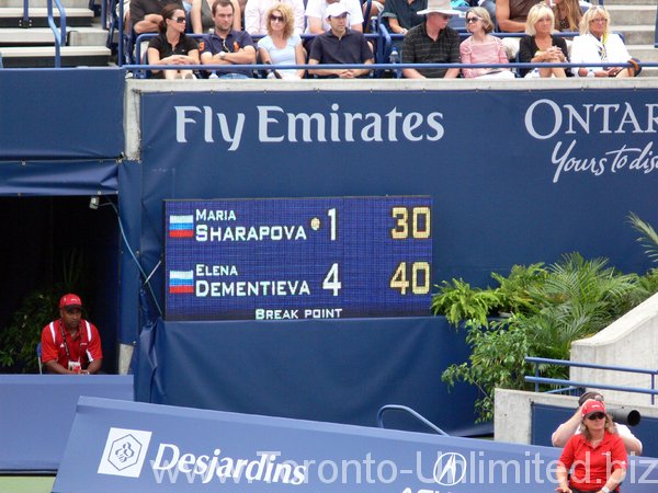 Elena Dementieva up 4 : 1 against Maria Sharapova.